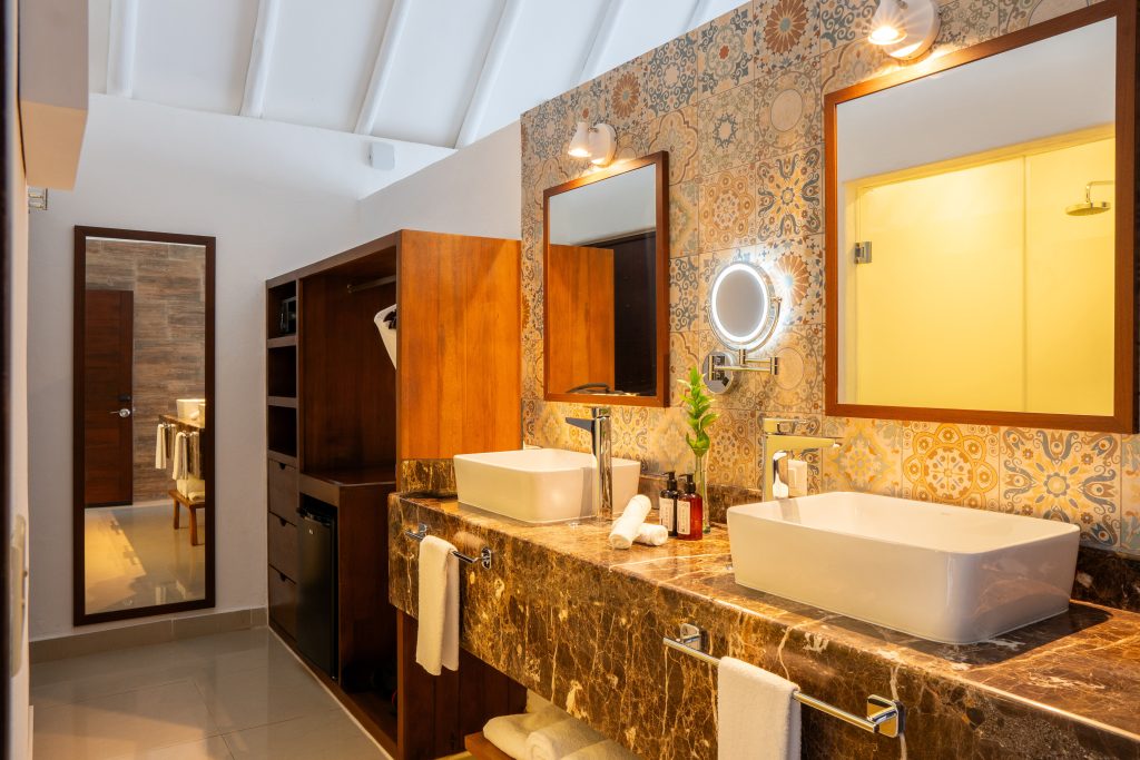 5 Beachfront Swim Up Suite